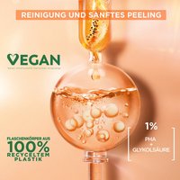 Laborglaskugel mit orangener Flüssigkeit