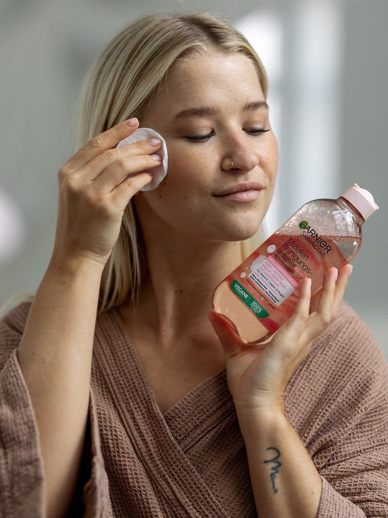 Reinigungswasser All-in-1 mit Rosenwasser Anwendungsbild auf Gesicht