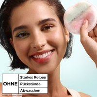 Model freut sich über Garnier Salicylic Mizellenwasser Ergebnis: eine gründliche Reinigung ohne starkes Reiben, Rückstände oder Abwaschen