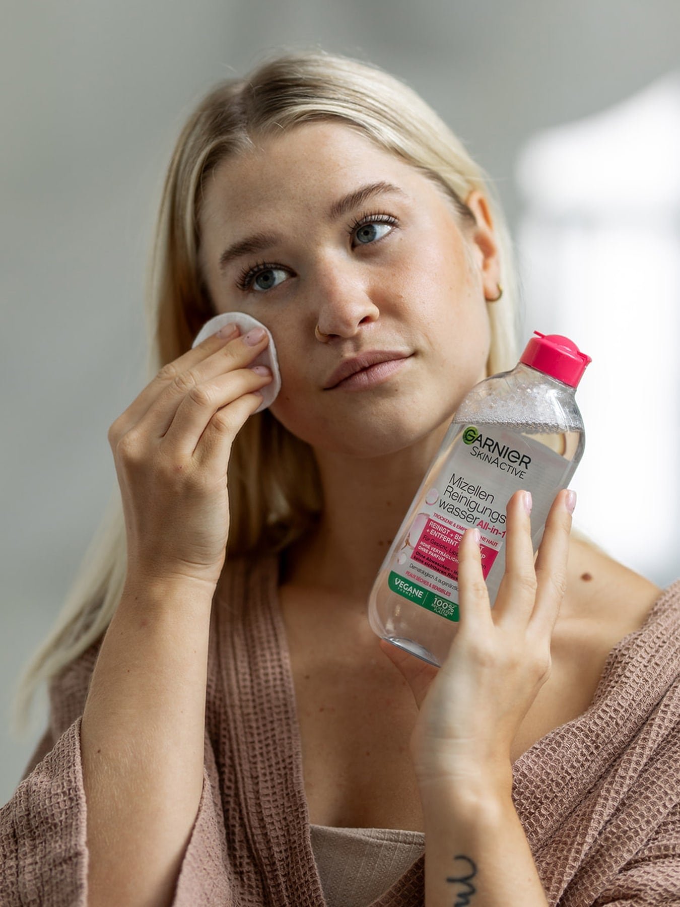 Mizellen Reinigungswasser für trockene, empfindliche Haut Anwendungsbild auf Gesicht