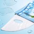 Eine geöffnete Garnier-Sachetpackung, aus der eine weiße Hydrogel-Gesichtsmaske herausgleitet, umgeben von Wassertropfen auf hellblauem Hintergrund.