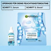 Darstellung der Feuchtigkeitsroutine mit Schritt 1 (Serum-Fläschchen) und Schritt 2 (Garnier Hyaluron Hydrogel Maske) auf hellblauem Hintergrund.