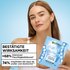 Eine lächelnde Frau hält die Garnier Hyaluron Hydrogel Maske in der Hand, begleitet von einer Infobox zur bestätigten Wirksamkeit der Feuchtigkeitszufuhr.