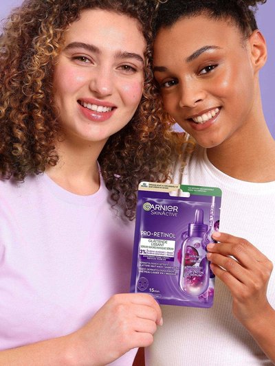 Zwei Personen halten die Pro-Retinol Tuchmaske in den Händen