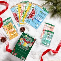 Tuchmasken Sammlung aus der Verpackung in weihnachtlicher Umgebung