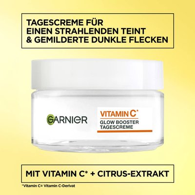Text: Die Garnier Vitamin C Glow Boost Tagespflege vor einem lebendigen gelben Hintergrund.