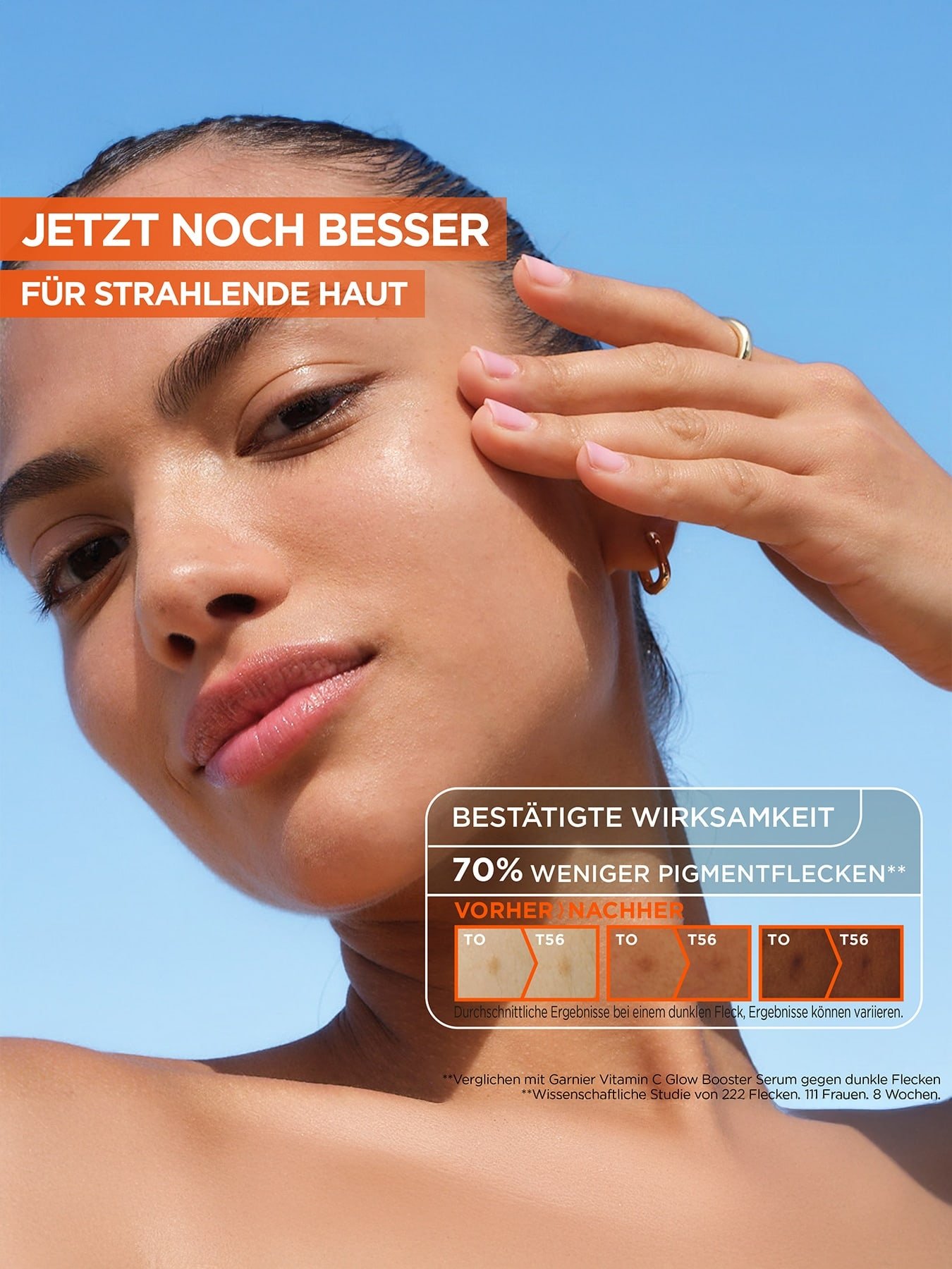 Eine Frau cremt ihr Gesicht ein