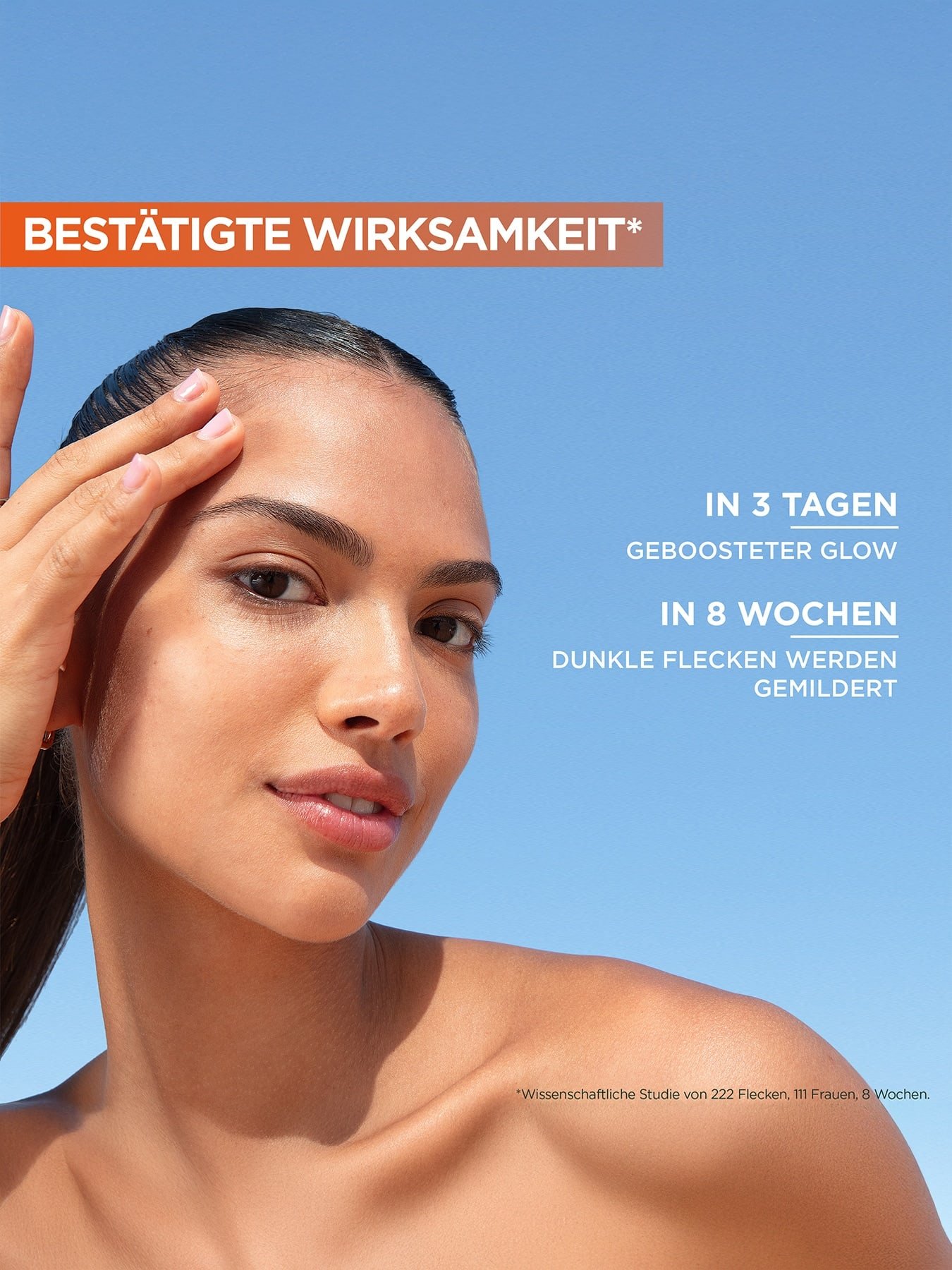 Eine Frau cremt ihr Gesicht ein