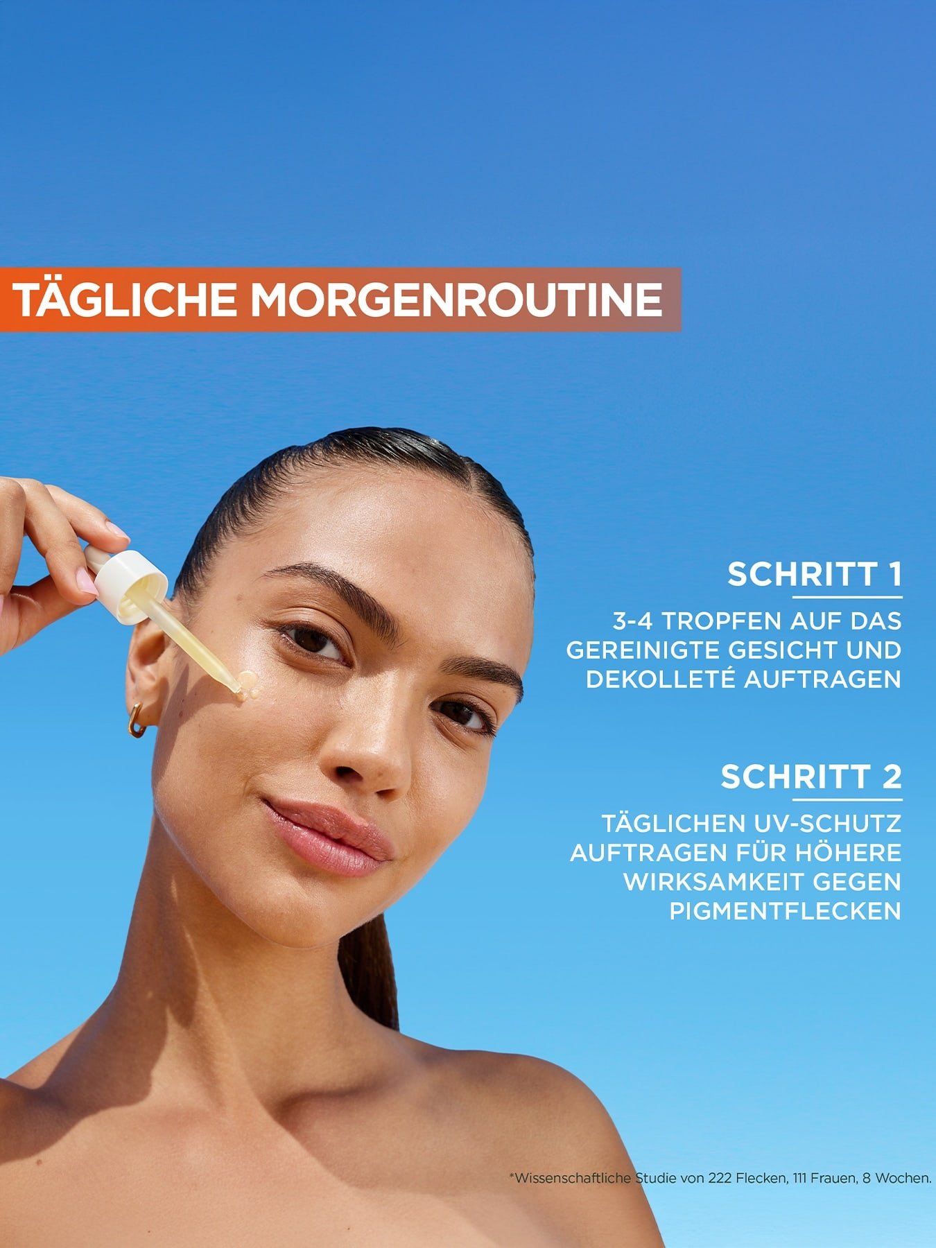 Eine Frau cremt ihr Gesicht ein