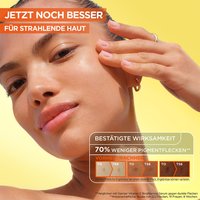 Frau streicht sich mit der Hand über die Wange