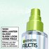 Nahaufnahme des Garnier Fructis Diamond Sleek Shine-Coat Glättigungssprays, we es Formel sprüht. Das Produkt sorgt für 100H brillianten Glanz für die Haare!