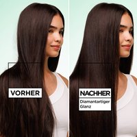 Eine Vorher und Nachher Aufnahme an einem jungen weiblichen Model mit langen, dunkelbraunen Haaren. Es zeigt die Veränderung nach Anwendung des Garnier Fructis Diamond Sleek Shine-Coat Glättigungssprays. Das Produkt glättet die Haare sichtbar und schenkt ihnen einen diamant-artigen Glanz!