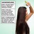 Ein junges, weibliches Model mit langen dunkelbraunen Haaren hält das Garnier Fructis Diamond Sleek Shine-Coat Glättigungsspray über ihren Kopf, während sie es sprühend anwendet. Die anwedung erfolgt am Besten in der Keratin Sleek Serienroutine. Das Produkt auf handtuch trockenem Haar auftragen und strähnenweise föhnen, für einen ultimative diamantglanz Finish!