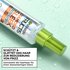 Das Garnier Fructis Diamond Sleek Shine-Coat Glättigungsspray liegt vor einem Hintergrund mit sanften flüssigen Tropfen.