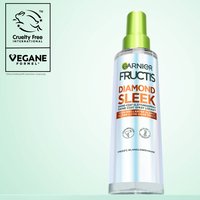 Aufnahme aus einem leichten unteren Winkel des Garnier Fructis Diamond Sleek Shine-Coat Glättigungssprays. Die Formul ist Vegan, ohne Inhaltsstoffe tierischen Ursprungs, und