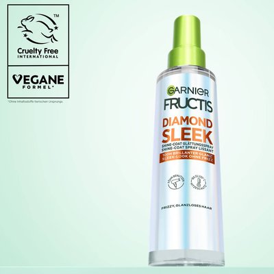 Aufnahme aus einem leichten unteren Winkel des Garnier Fructis Diamond Sleek Shine-Coat Glättigungssprays. Die Formul ist Vegan, ohne Inhaltsstoffe tierischen Ursprungs, und