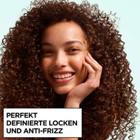 Brünette Frau mit Locken lächelt