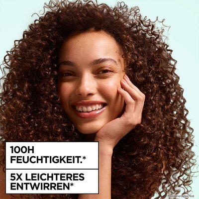 Brünette Frau mit Locken