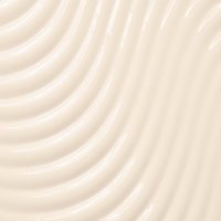 Beigefarbene, cremige Textur der Garnier Wahre Schätze 2-in-1 Leave-In-Cremeauf hellem Hintergrund