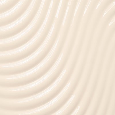 Beigefarbene, cremige Textur der Garnier Wahre Schätze 2-in-1 Leave-In-Cremeauf hellem Hintergrund