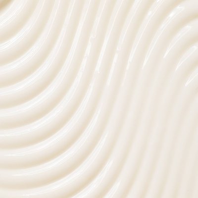 CremigeTexturder Wahre Schätze Leave-In-Creme Honig Schätzein einem Cremeweiß Ton