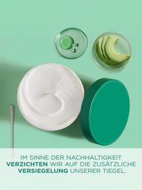 Tiegel von oben und eine Schale mit Avocadoscheiben auf mintgrünem Grund
