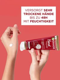 Creme wird auf eine weibliche Hand aufgetragen und Text - versorgt sehr trockene Hände bis zu 48h mit Feuchtigkeit