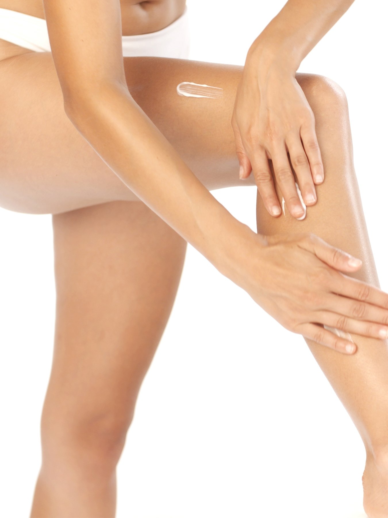 Eine Frau trägt After Sun 24h Feuchtigkeits-Milch auf ihre Beine auf