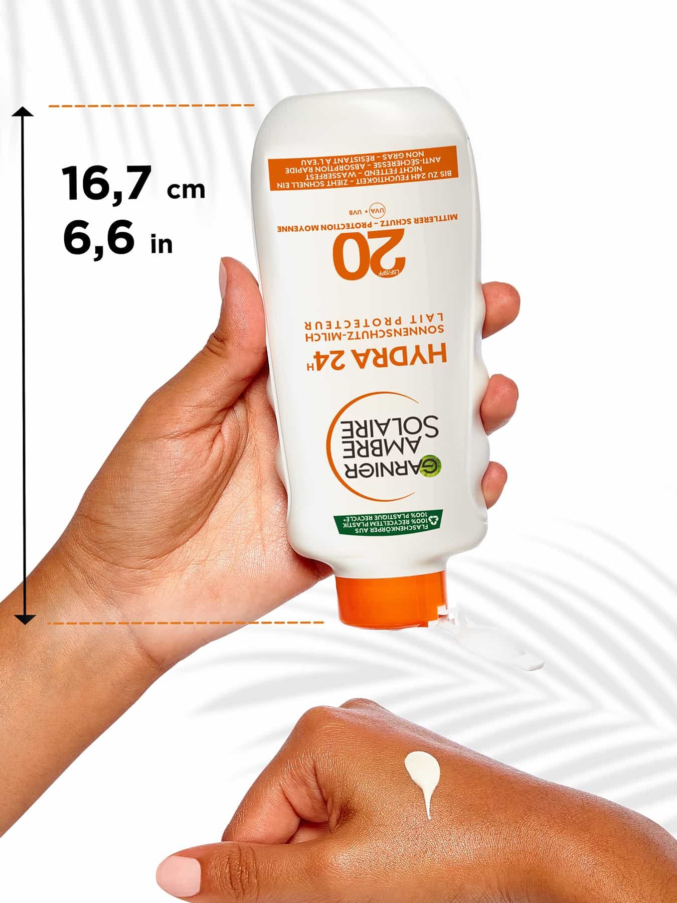 Ambre Solaire Hydra 24h Sonnenschutz-Milch LSF 20 wird auf einen Handrücken aufgetragen