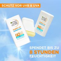 Der Garnier super uv sunstick, der in der Sonne glänzt und vor einem blauen Himmel schwebend abgebildet ist.