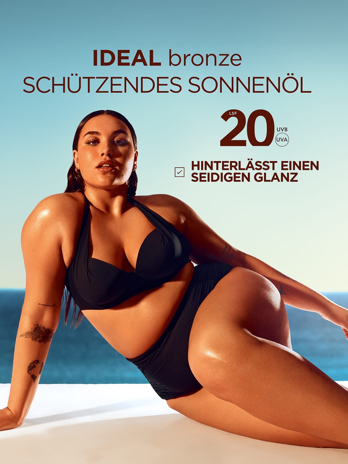 Eine junge Frau in schwarzem Bikini mit Meer und blauem Himmel im Hintergrund