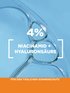 Detailaufnahme einer durchsichtigen Flüssigkeit auf blauem Hintergrund mit Produktvorteil 4% Niacinamid + Hyaluronsäure