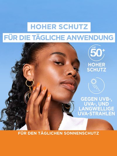 Eine junge Frau fühlt ihre rechte Wange vor himmelblauem Hintergrund mit zwei Produktvorteilen daneben