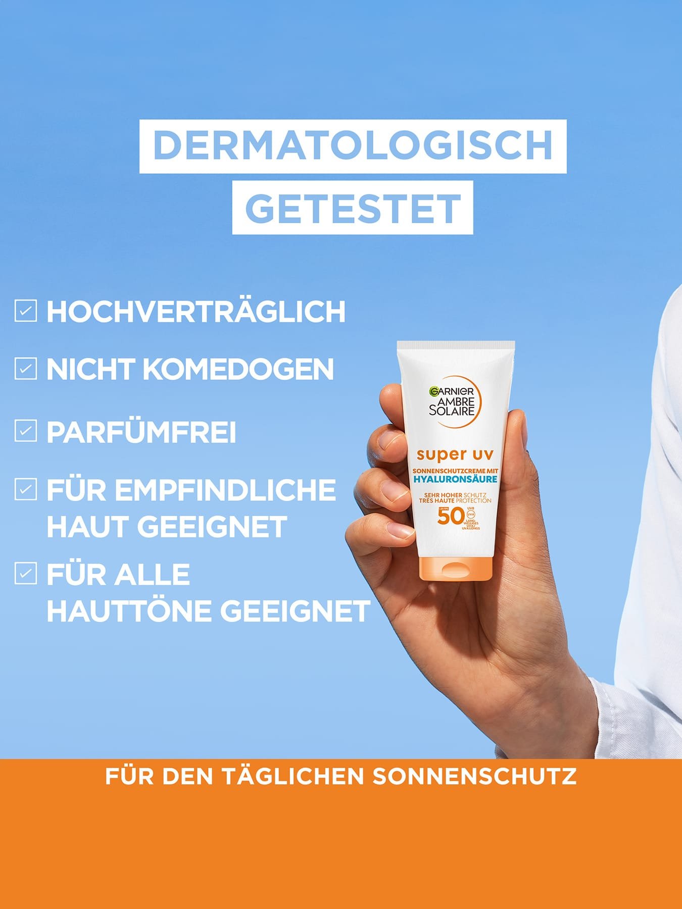 Produkt von einer Hand gehalten vor himmelblauem Hintergrund einer Liste mit 5 Produktvorteilen daneben