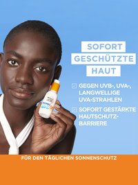 Eine junge Frau hält das Produkt in ihrer Hand und als Text auf blauem Grund Produktvorteile UVB / UVA Schutz & verbesserte Hautbarriere