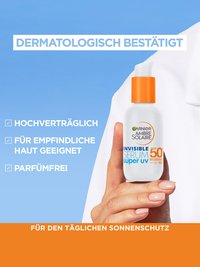 Das Produkt gehalten von einer Hand mit einer Liste mit drei Produktvorteilen auf blauem Hintergrund