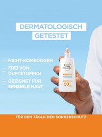 Produkt in einer Hand gehalten vor blauem Hintergrund & Liste mit Produktvorteilen