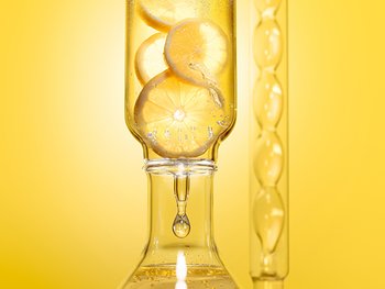 Eine Karaffe mit aufgeschnittenen Zitronen