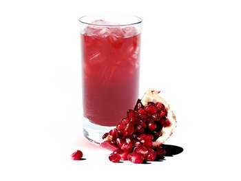 Ein Glas mit Granatapfelsaft