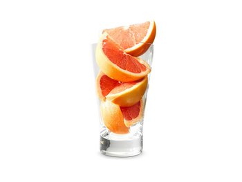 Ein Glas gefüllt mit Grapefruit-Stücken