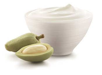 Grüne Mandeln und Creme