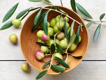 Eine Schüssel gefüllt mit Oliven