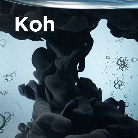 Aktivkohle in einer Flüssigkeit - Detailansicht