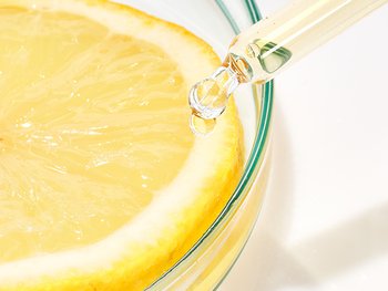 Eine Pipette neben einer Zitronenscheibe