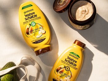 Wahre Schätze Avocado-Öl Produkte liegen auf einem Tisch