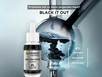 Laborkolben mit Flüssigkeit und Aktivkohle darin