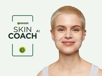 Skin Coach AI Logo und eine blonde Frau, deren Haut an den Wangen analysiert wird
