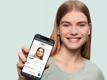 Eine Frau testet die Garnier Skin Coach Hautanalyse