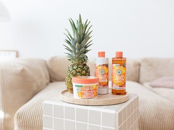 Ein Tablet mit Hair Food Produkten und einer Ananas