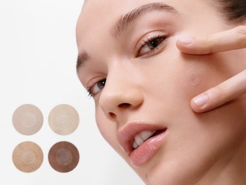 Frau hat einen Pimple Patch auf der Wange, daneben wird gezeigt, dass der Insivible Pimple Patch auf allen Hauttönen unsichtbar ist